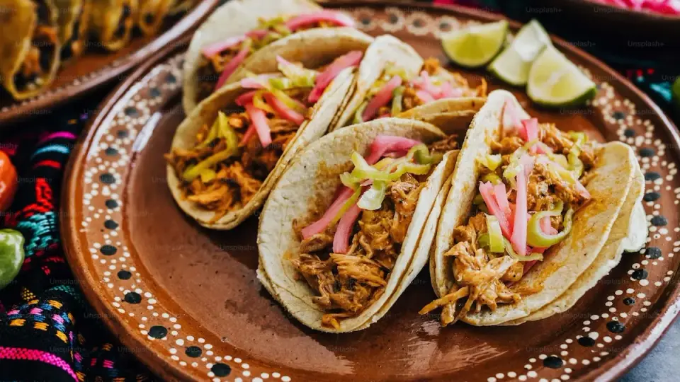 Chicken Mexican street tacos with lime