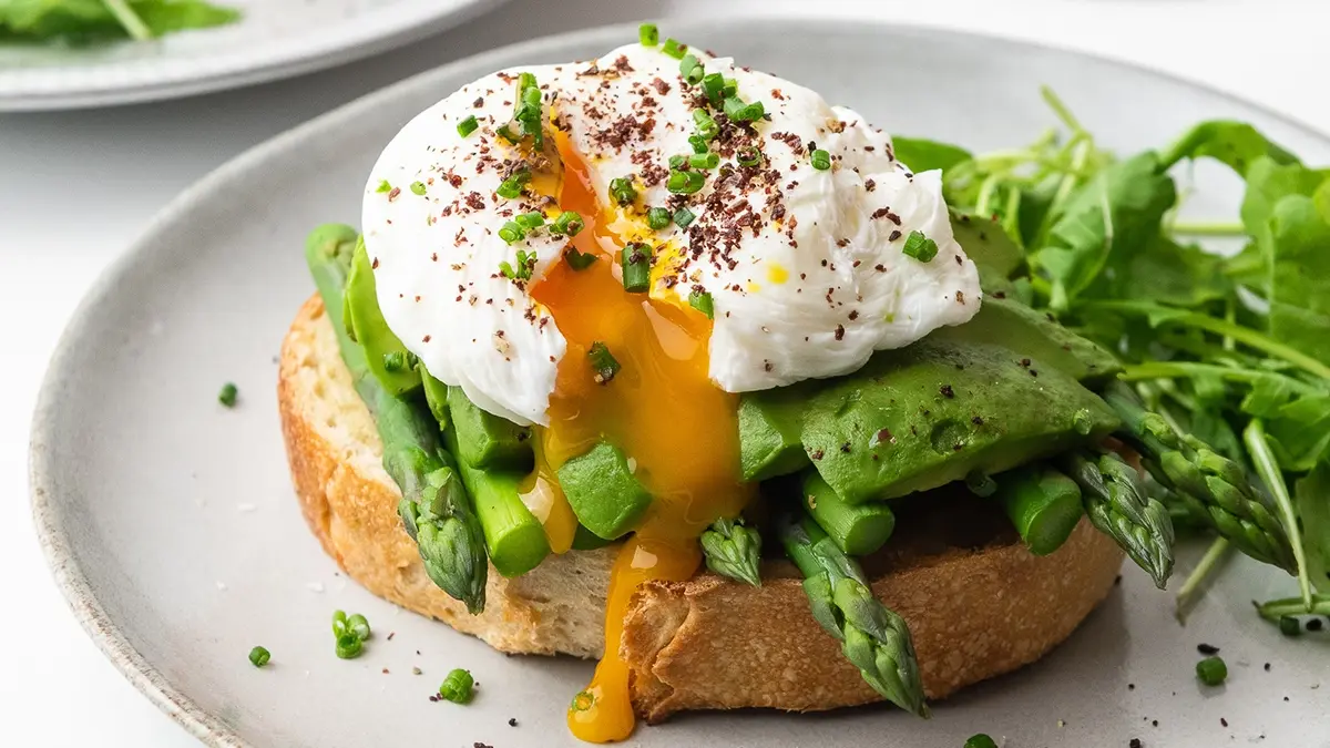 Easy breakfast ideas - poached eggs and avocado