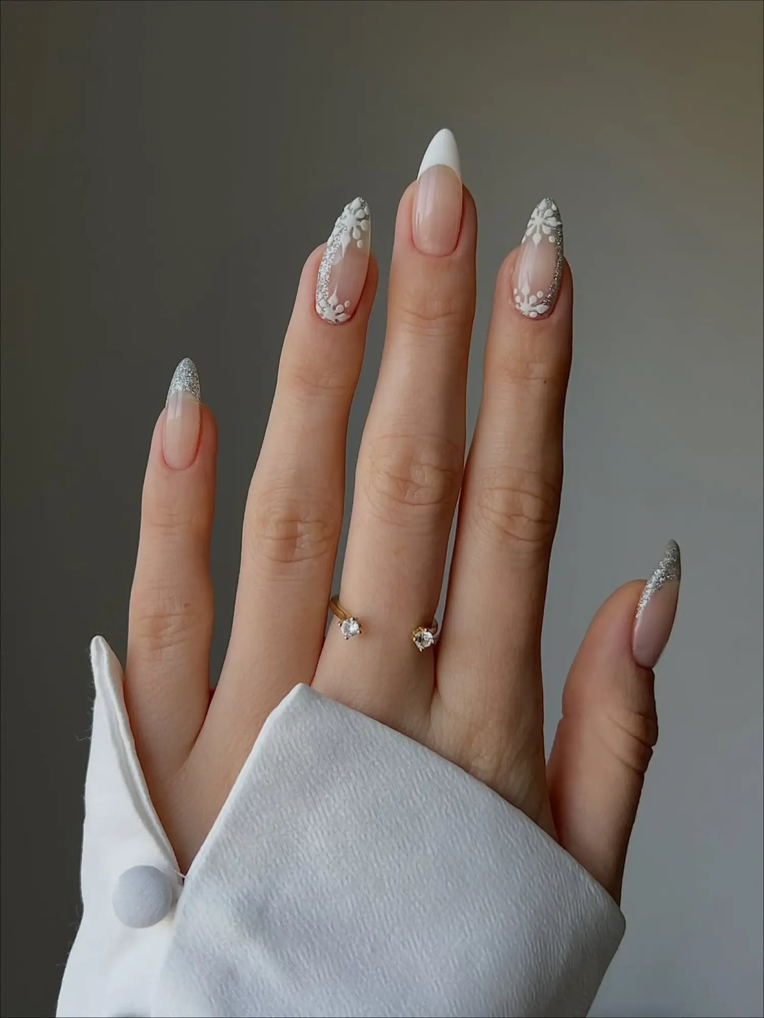 Manicure ideas with snowflakes