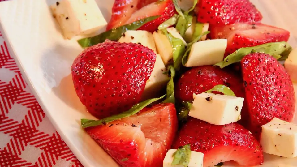 Festive salads – Caprese with strawberries